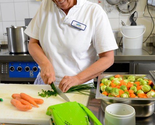 Köchin bei der Arbeit